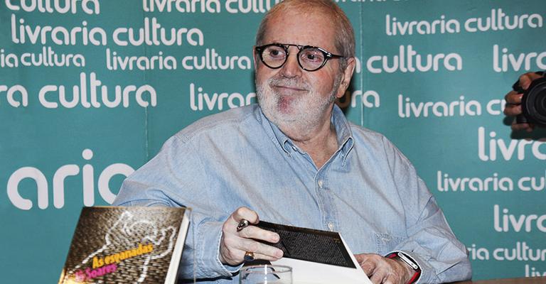 Jô Soares autografa seu novo ‘policial’ em livraria de SP