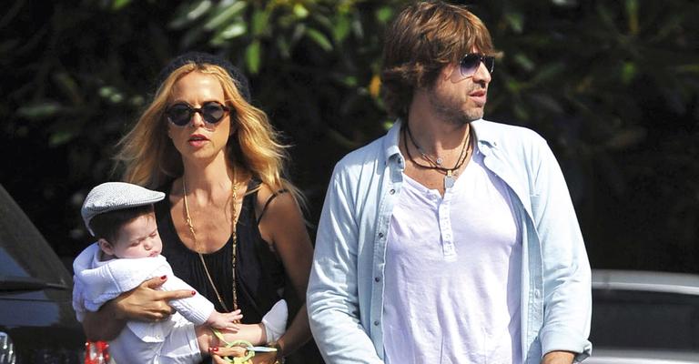 Rachel Zoe e o marido passeiam com o filho na Califórnia