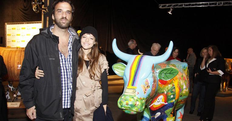 Mallu Magalhães e Marcelo Camelo visitam a ‘CowParade’ no Rio de Janeiro