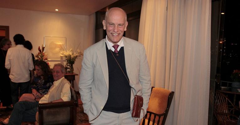 John Malkovich participa de coquetel junto a atrizes brasileiras