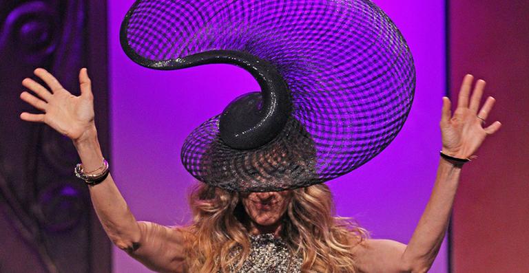 Sarah Jessica Parker veste chapéu excêntrico assinado por Philip Treacy