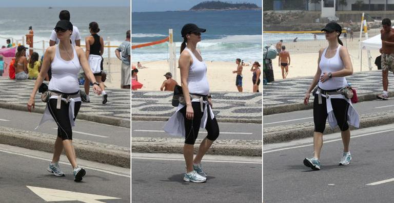 Grávida, Lavínia Vlasak caminha pela orla da praia do Leblon