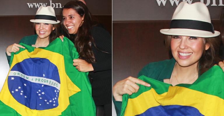 Thalía posa com a bandeira do Brasil no lançamento de sua biografia em NY