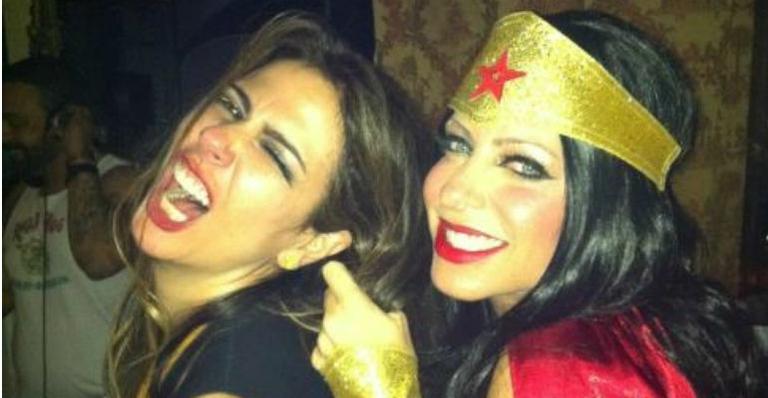 Luciana Gimenez comemora aniversário com festa à fantasia