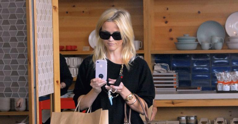 Reese Witherspoon faz compras para o lar nos EUA