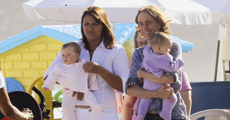 Betty Gofman desfruta a maternidade em caminhada no Leblon