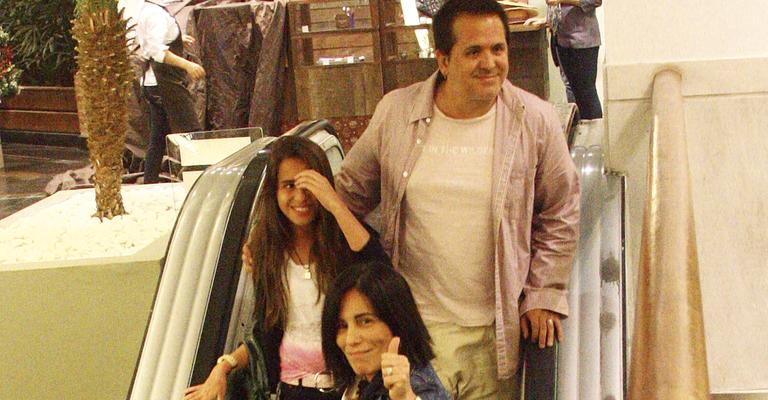 No Brasil, Orlando Morais passeia no shopping com a família
