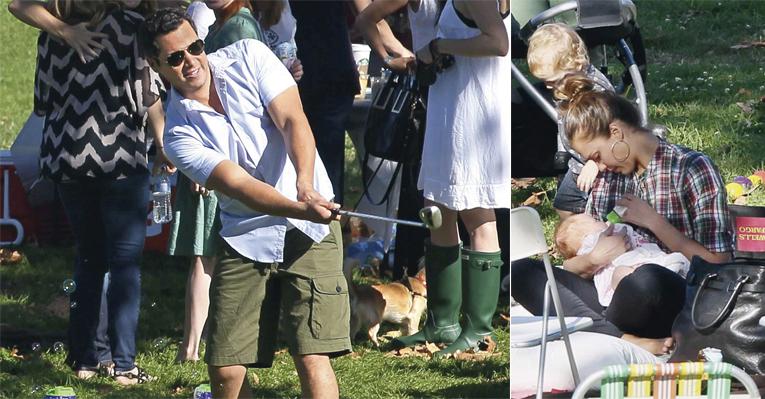 Jessica Alba cuida da filha em parque na Califórnia
