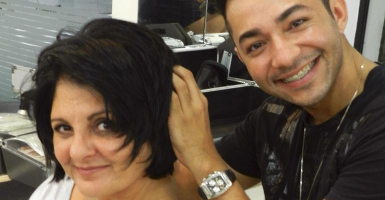 Cris Nicolotti muda o visual para viver jornalista em minissérie da Globo