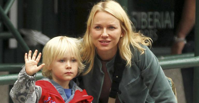Naomi Watts passeia com o filho em Nova York