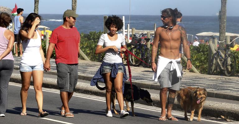 Sheron Menezzes passeia com o novo amor em Ipanema