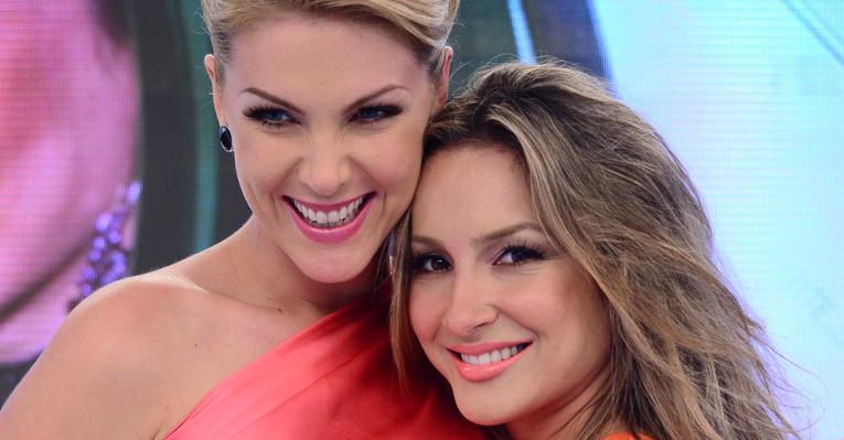 Claudia Leitte presenteia Ana Hickmann com flores