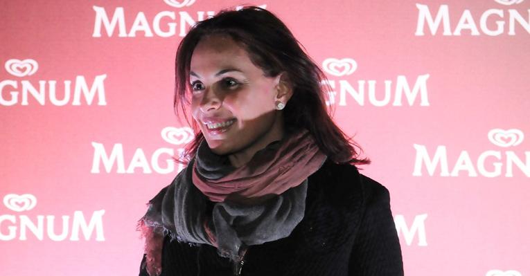 Exuberante, Carolina Ferraz surge em inauguração de espaço gastronômico