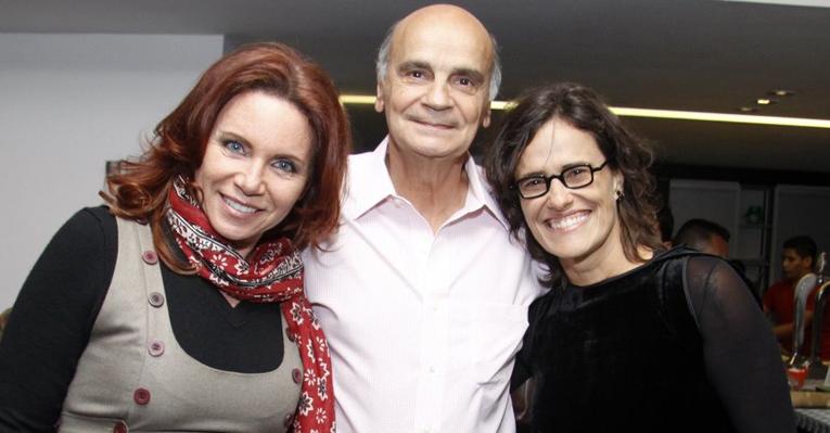 Famosos assistem à peça de teatro no Rio de Janeiro