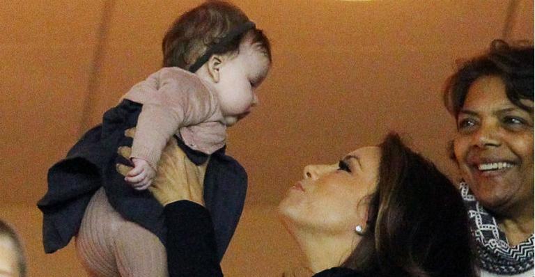 Eva Longoria mima a fofa Harper Beckham em jogo de futebol