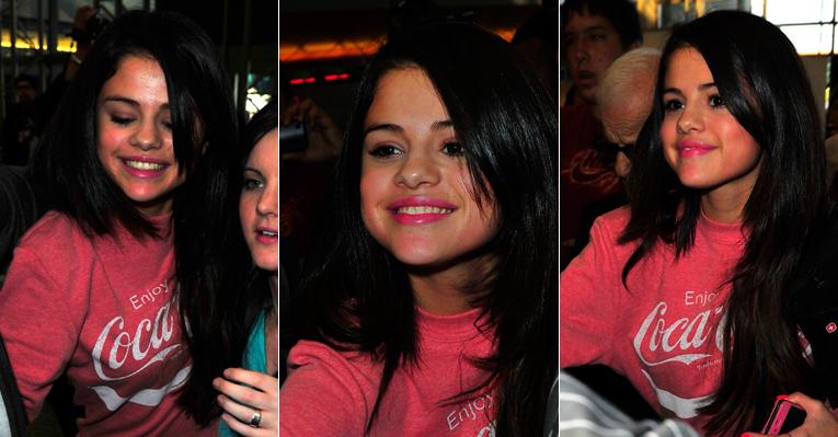 Em meio à crise de Justin Bieber, Selena Gomez aparece sorridente