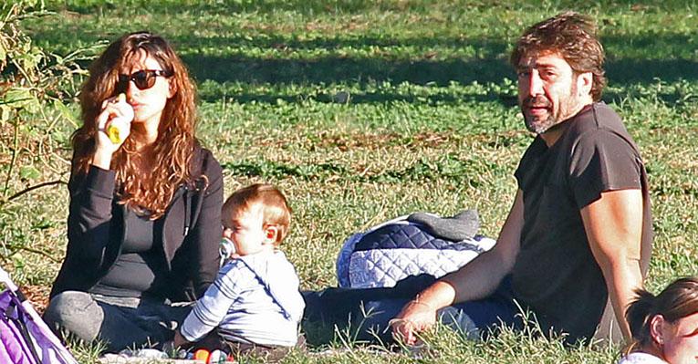 Penélope Cruz e Javier Bardem em momento fofo com Leo