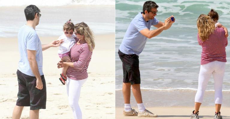 Otaviano Costa paparica a filha em praia do Rio