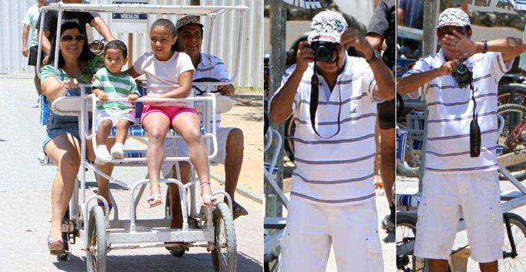 Zeca Pagodinho passeia com a família e brinca com paparazzi