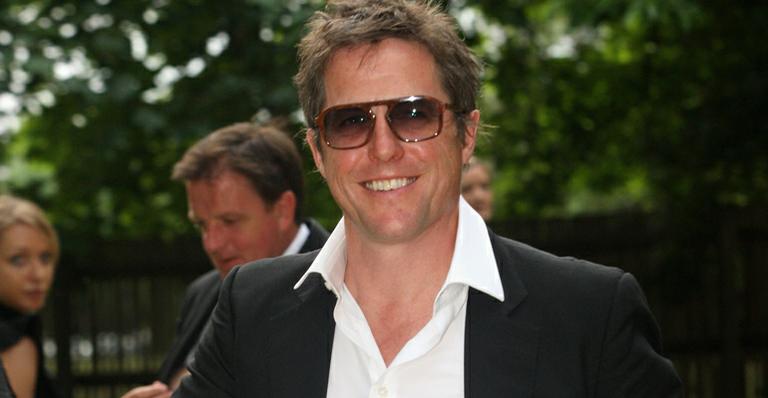 Um mês após o nascimento, Hugh Grant revela o nome de sua primeira filha