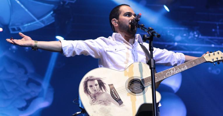 Luciano Camargo homenageia a amada durante apresentação no Rio de Janeiro