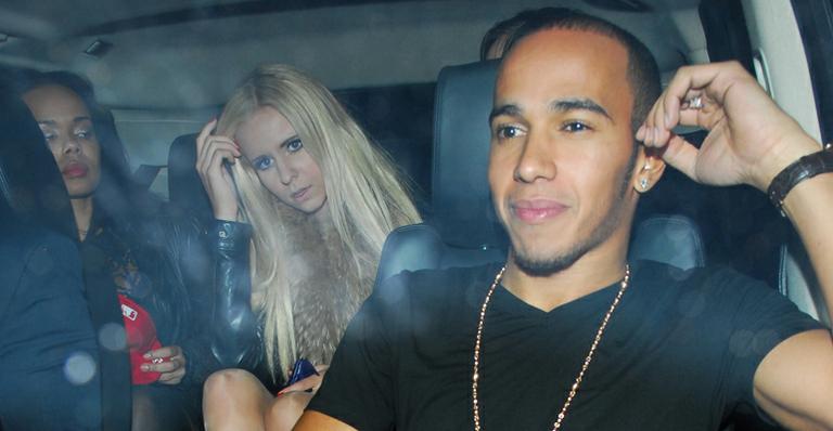Solteiro, Lewis Hamilton deixa clube com duas mulheres