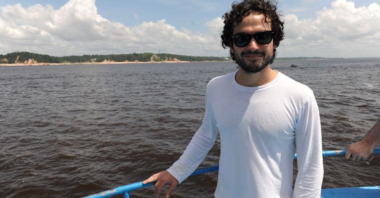 Alfonso Herrera: passeio pelo famoso encontro das águas entre os rios Negro e Solimões