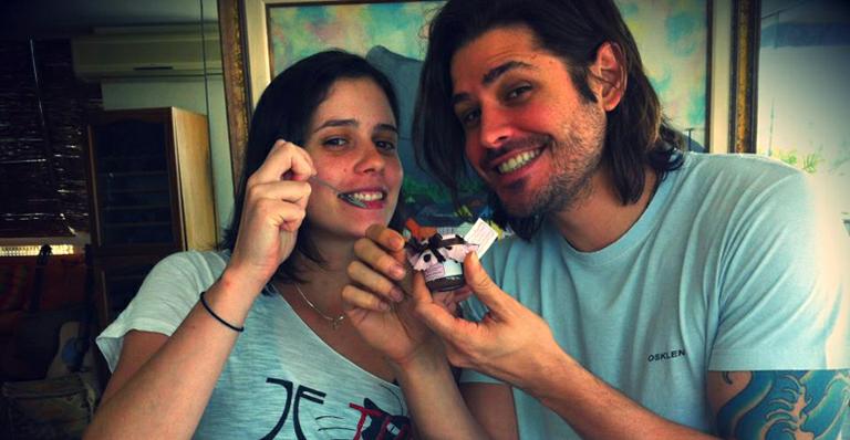 Dado Dolabella e sua Juliana Wolter exibem lembrancinha da pequena Ana Flôr