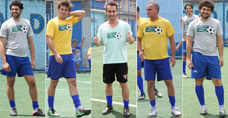 Galãs da televisão mostram habilidade em jogo de futebol beneficente no Rio de Janeiro