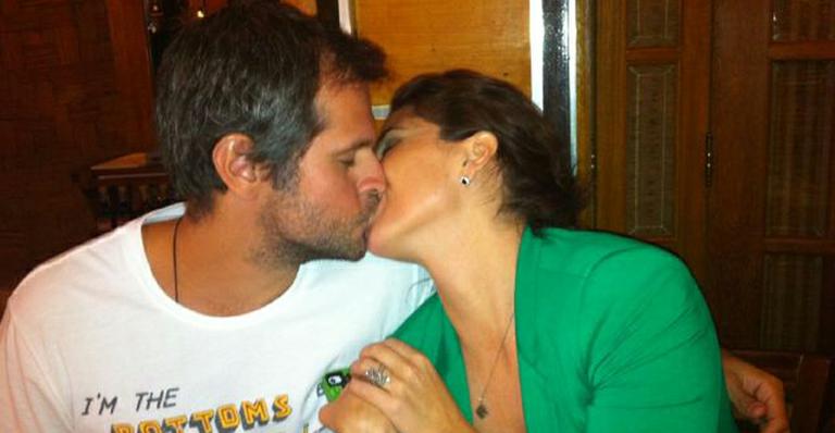 Giovanna Antonelli é flagrada dando ‘Aquele Beijo’ no marido, Leonardo Nogueira
