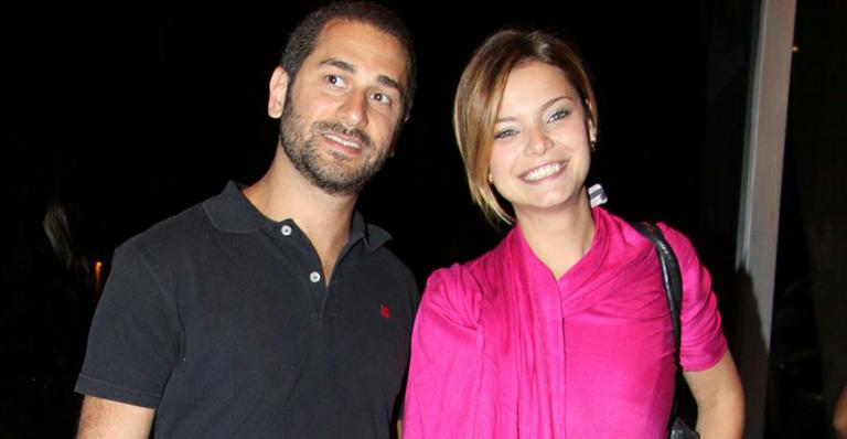 Milena Toscano exibe novo namorado na gravação do DVD da peça de Suzana Pires