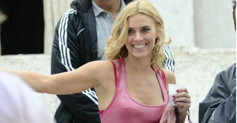 Batom e esmalte de Carolina Dieckmann estão entre mais pedidos