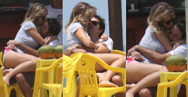 Bruno Mazzeo e Juliana Didone namoram na praia. Veja fotos!