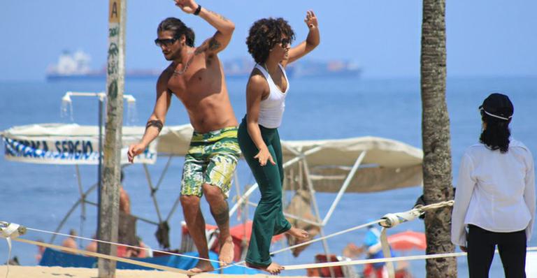 Sheron Menezzes pratica slackline com o namorado