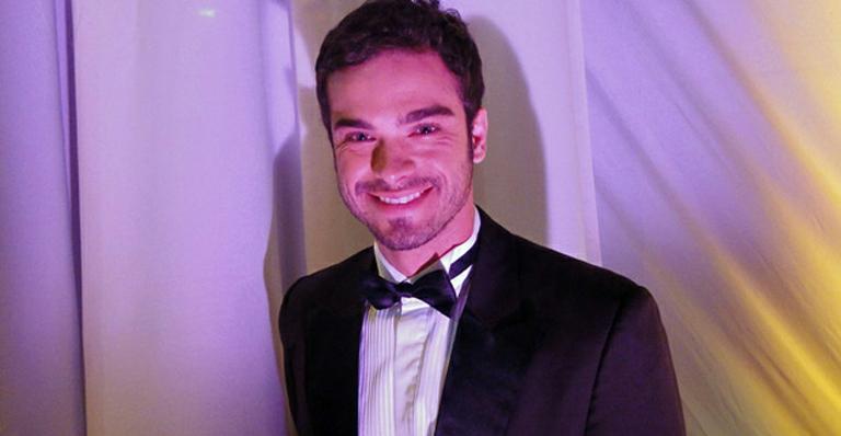 Sidney Sampaio vive apresentador em ‘Aquele Beijo’