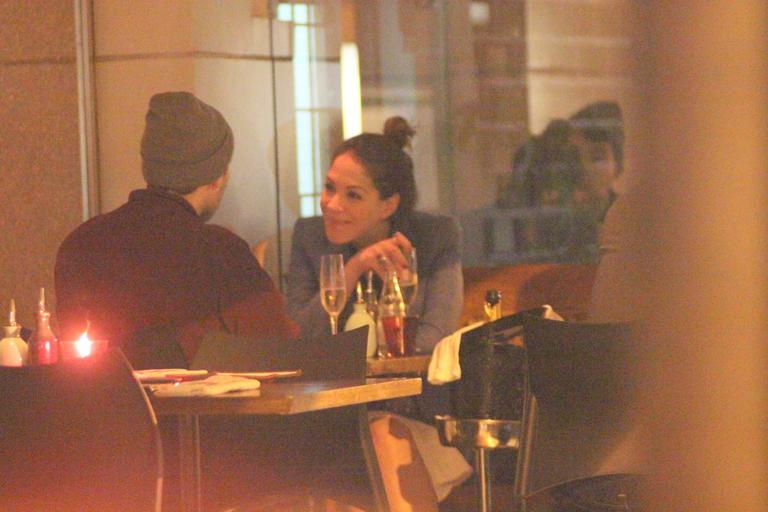Júlia Almeida e Sebastian Bailey curtem noite romântica no Leblon