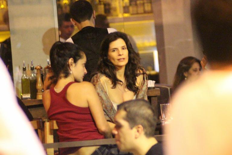 Helena Ranaldi coloca a conversa em dia com amigos no Rio