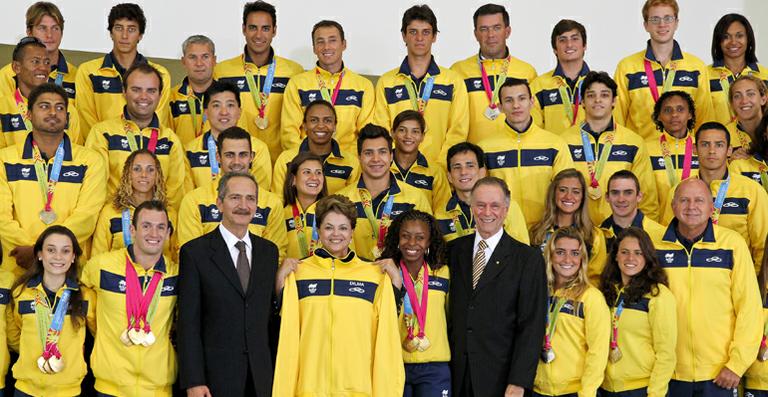 Em encontro com medalhistas do Pan, Dilma Rousseff ganha agasalho personalizado