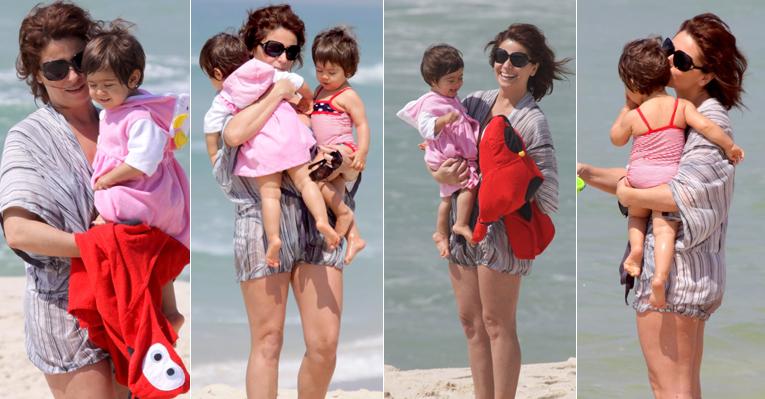 Giovanna Antonelli mima suas gêmeas, Sofia e Antonia, em passeio na praia