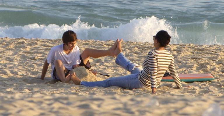 Luiza Brunet brinca com o filho na praia de Ipanema