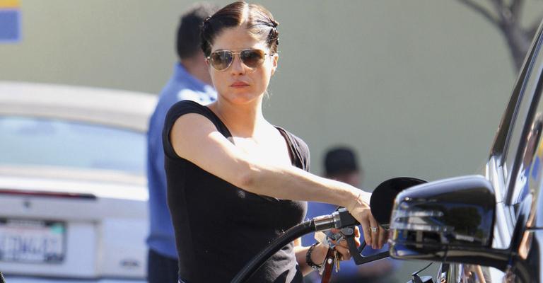 Selma Blair abastece o carro em look esportivo