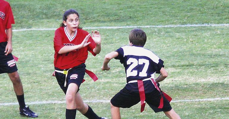 Paris Jackson joga futebol americano em Los Angeles