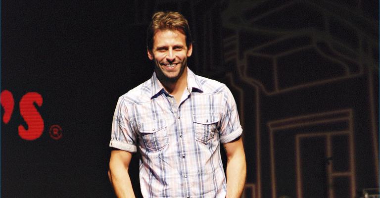 Henri Castelli desfila em look casual em São Paulo