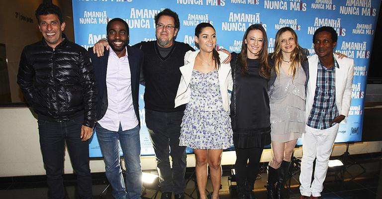 Lázaro Ramos se reúne com elenco em pré-estreia de filme