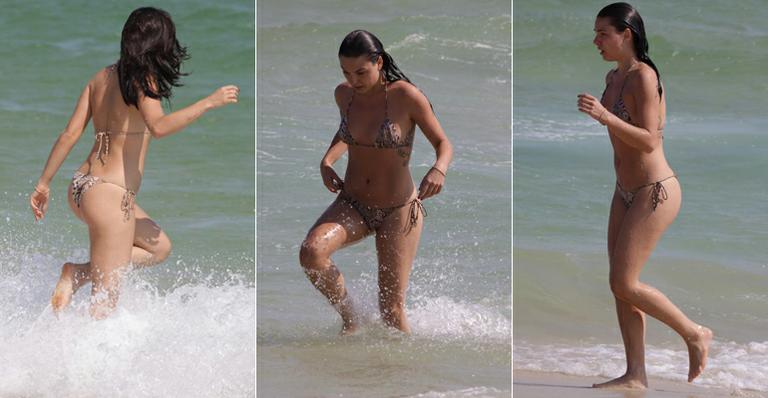 Ísis Valverde exibe curvas perfeitas em tarde romântica na praia com seu Tom Rezende