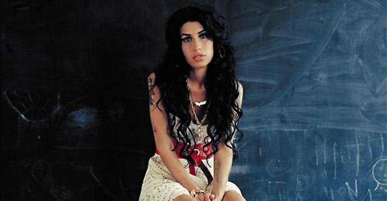 Vestido usado por Amy Winehouse na capa de ‘Back to Black’ vai a leilão em Londres