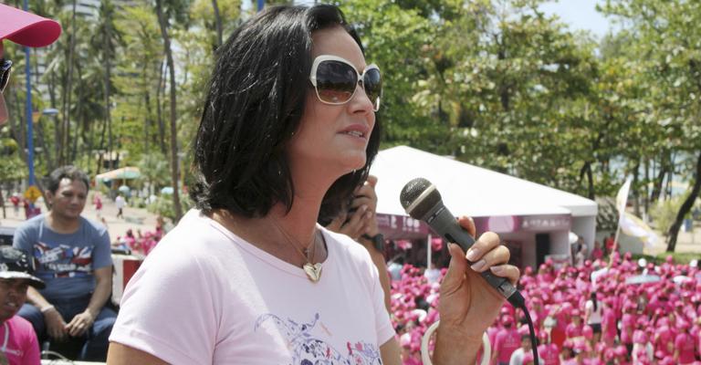 Luiza Brunet estrela evento contra o câncer de mama