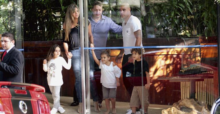 Adriano almoça com a ex e os filhos