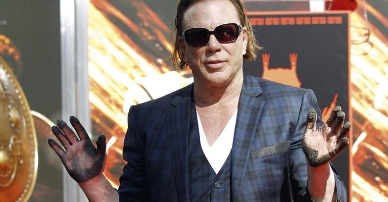 Ator Mickey Rourke é eternizado em calçada de Hollywood