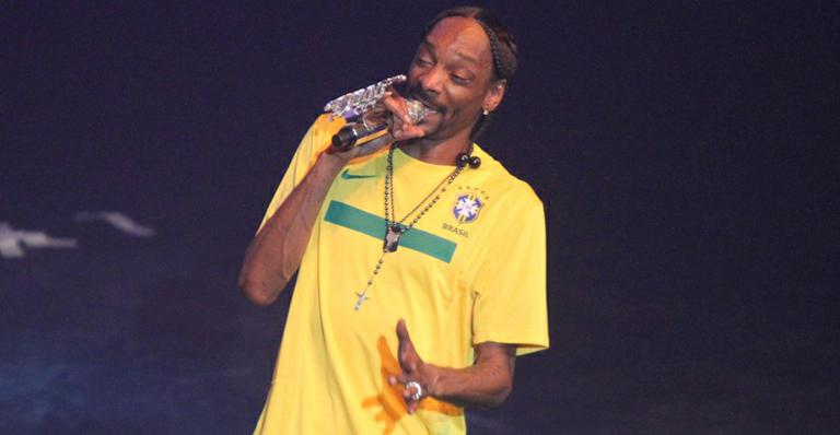 Snoop Dogg veste camisa da Seleção Brasileira e reúne famosos em seu show no Rio